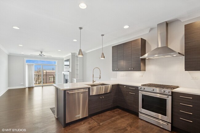 Beautiful, bright and spacious open concept living - 3047 N Oakley Ave Unit 401