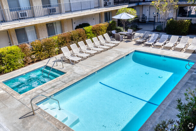 Building Photo - Meridian Court Apartments at Tarzana