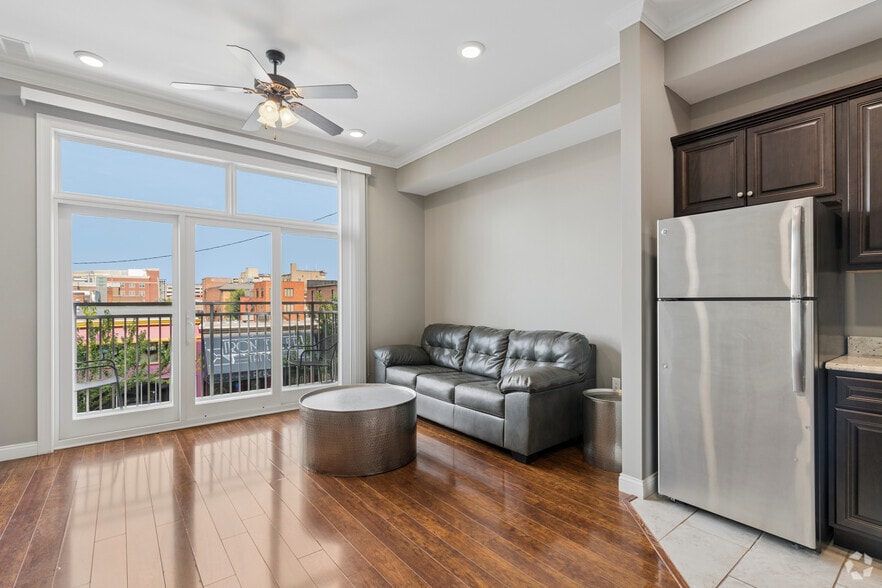 1BR, 1BA - 603SF - Living Room