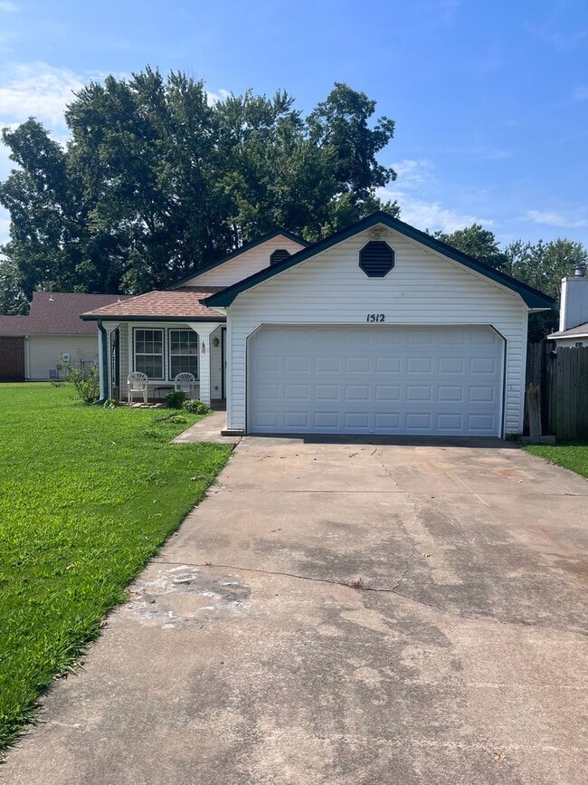 Building Photo - 2 bedroom House with fenced in yard