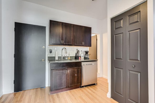 Photo - 1519 W Superior St Unit ID1255750P