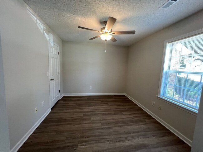 Photo - 122 Springwood Ln