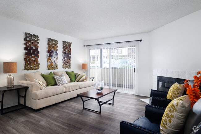 2BR, 2BA - 1,040SF - Living Room