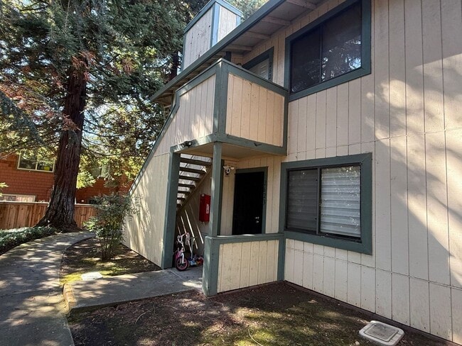 Building Photo - Charming 2BD/2BA Condo – Quiet End-Unit in...