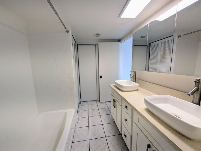 Photo - Large studio in the heart of Waikiki with assigned parking Unidad 1812