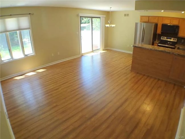 Sala de estar y cocina (con vista al patio trasero, primera planta) - 1730 Falcon Dr
