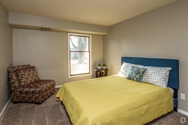 2BR, 1BA - 960 SF - Teak