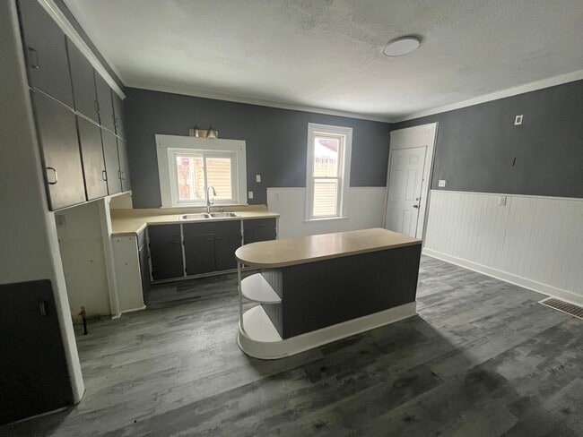 Building Photo - 313 E 7th St