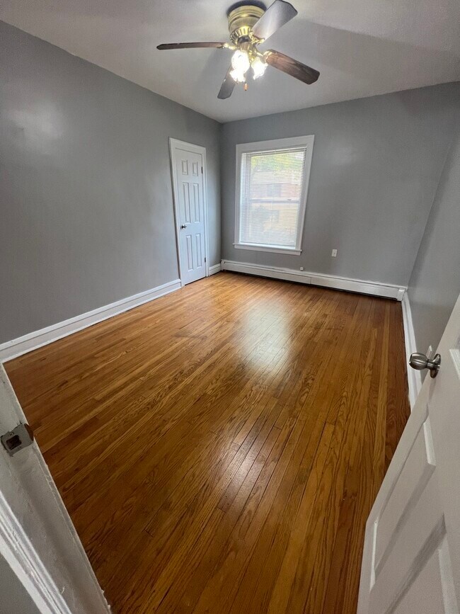 Photo - 909 E 85th St