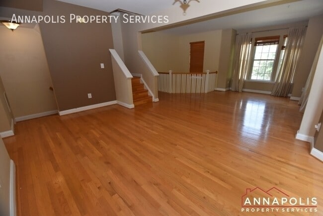Photo - 888 Stonehurst Ct