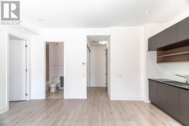 Photo - 111 St Clair Ave W Unité 1206