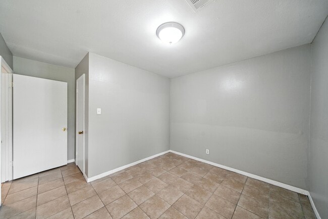 Building Photo - 9015 Ivy Spring Ln Rental