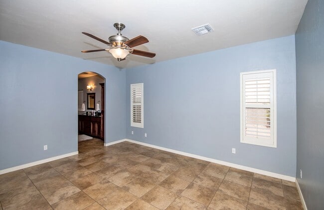 Building Photo - Spectacular open floor plan home!