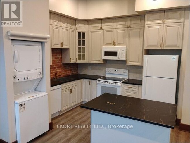 Photo - 251 Front St