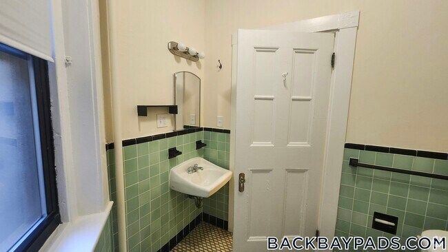 Building Photo - 504 Beacon St Rental