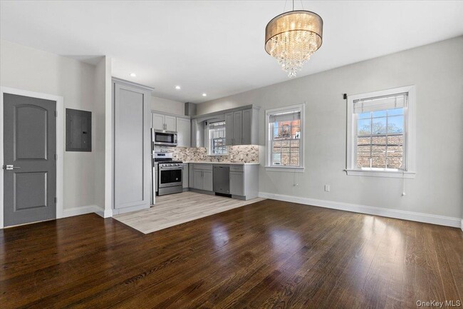 Photo - 745 E 136th St