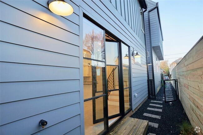 Building Photo - 1711 Summer St Unit A Rental