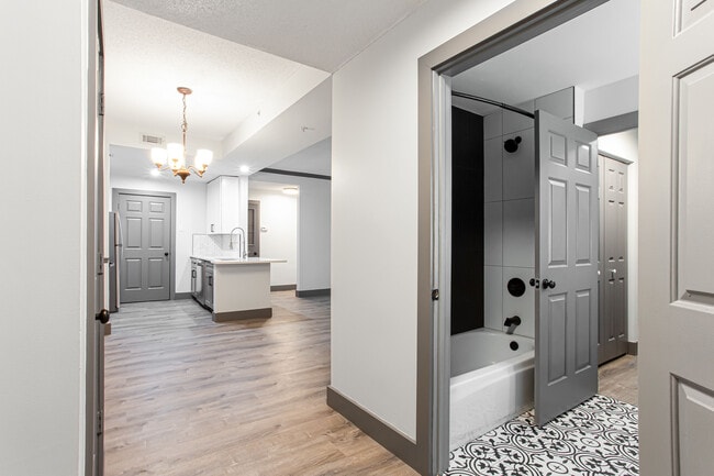 Building Photo - 1074 Peachtree Walk NE Unit B115