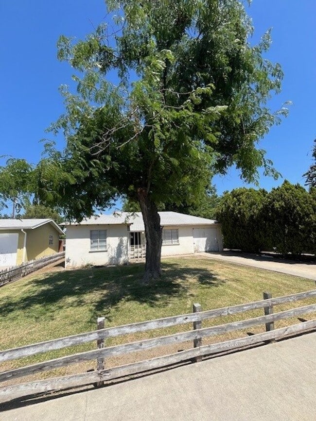 Building Photo - 810 N Rinaldi St