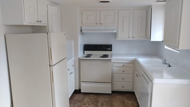 Photo - 2813-2819 N. West Ave 4-Plex - 611 Unidad **15 West - 401