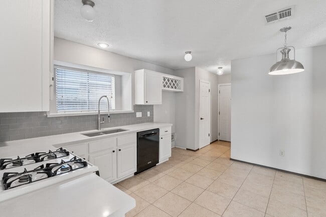 Photo - 934 Holly Hall Dr