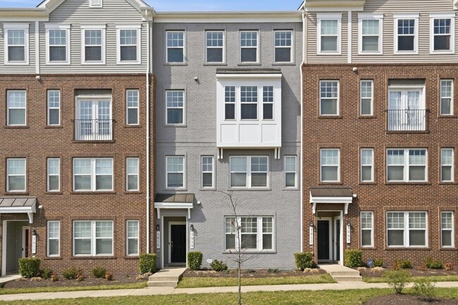 Building Photo - Experience refined, contemporary living in this nearly new residence designed for both comfort an...