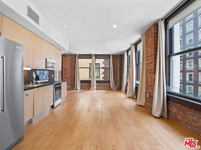 Building Photo - 460 S Spring St Unit 512