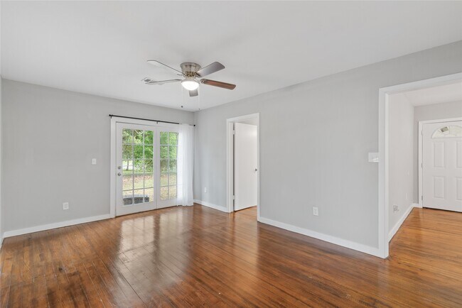 Photo - 615 Riveredge Dr