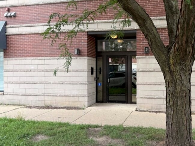 Building Photo - 1601 W Altgeld St