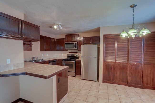 Photo - 492 Tamarack St