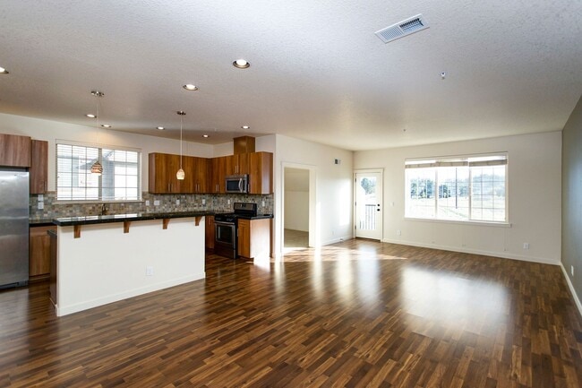 Building Photo - 2BD 2.5BA + Bonus Room Townhouse w/Garage + AC + Washer/Dryer Included