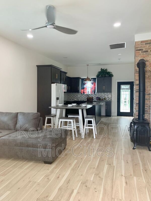 Photo - 1512 W Twelfth St