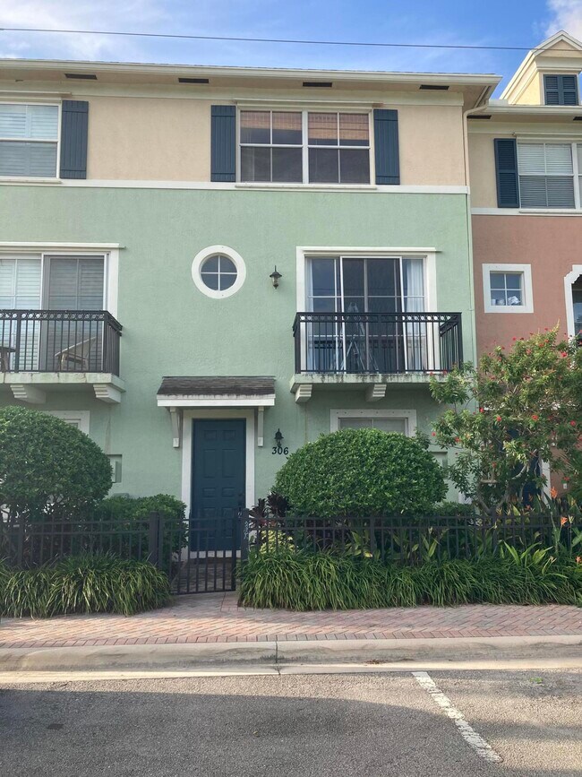 Photo - 306 NW 1st St