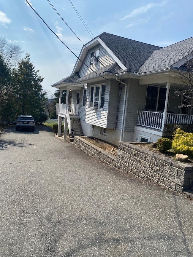 Good Parking Area! - 107 Garside Ave Unidad #1