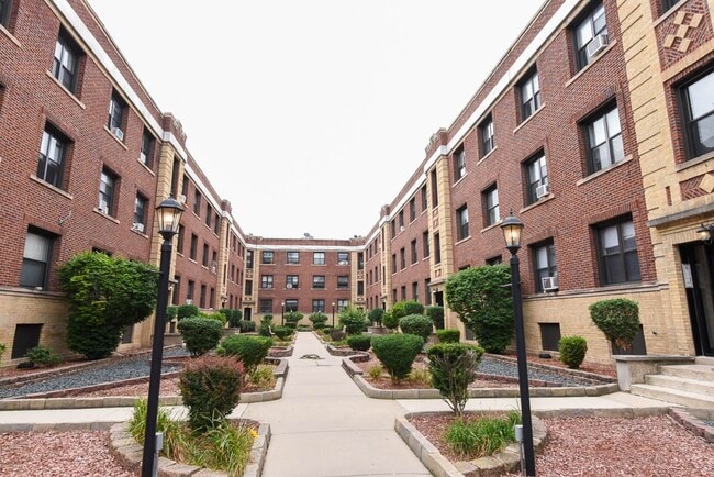 Building Photo - 834 W Waveland Ave Rental