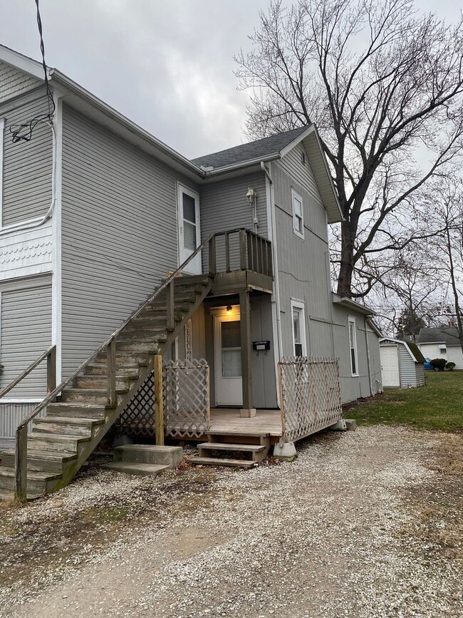 Building Photo - Downstairs Apartment Unit Downstairs