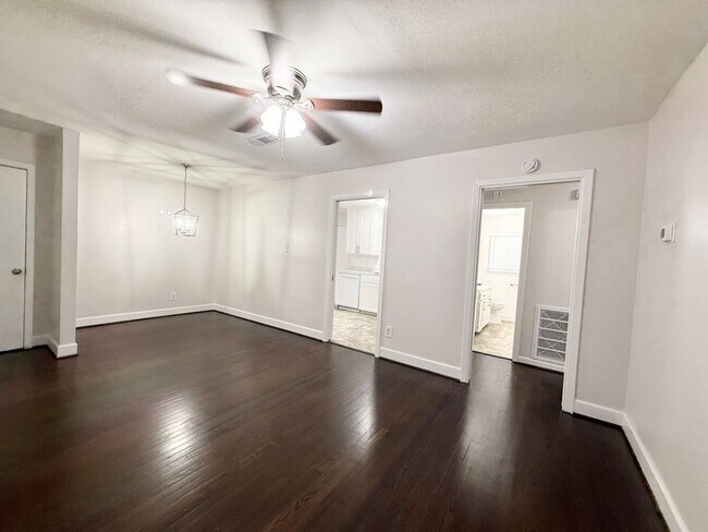 Photo - Beautiful and Spacious 4/1 Near Northside Elementary!