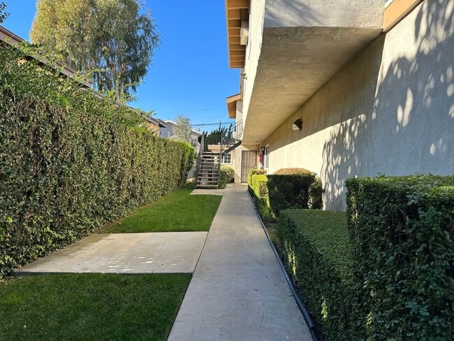 Building Photo - Large 1 Bedroom 1 Bathroom Unit 11751 B