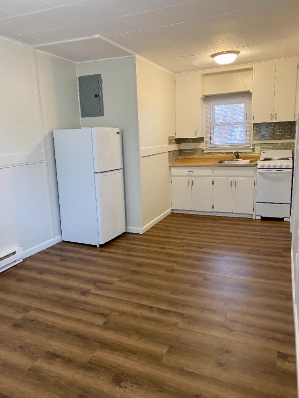 Building Photo - 9762 N River Rd