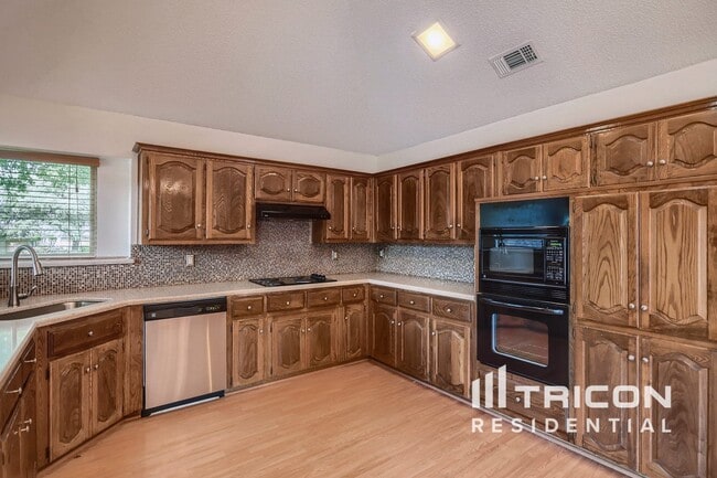 Photo - 420 Hillcroft Cir