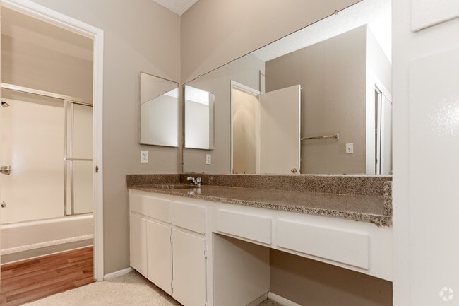 1BR, 1BA - 780 SF