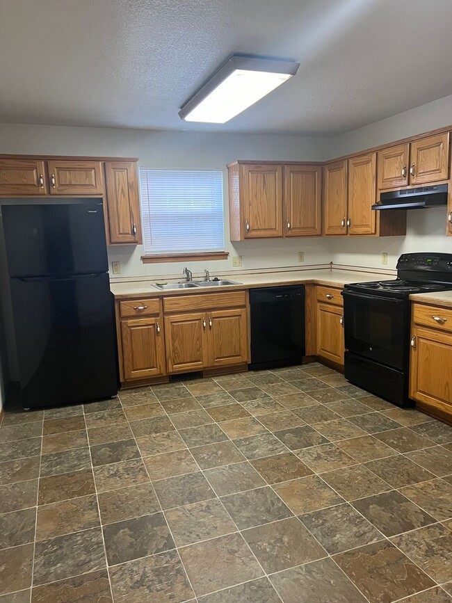 Photo - 3 Bedroom 2 bath Spacious Home in a quiet neighborhood!