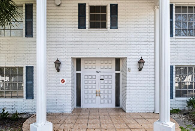 Building Photo - 2270 NE 68th St Unit 1927