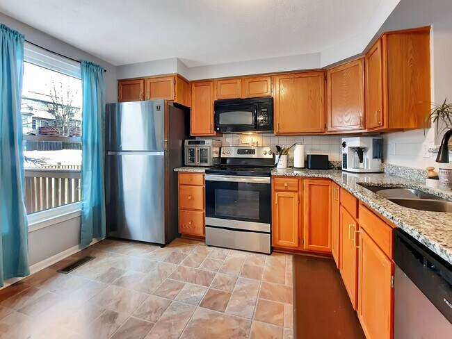 Photo - Spacious 3BR/2.5BA End-Unit TH in Windsor Mill + Move-In Special!