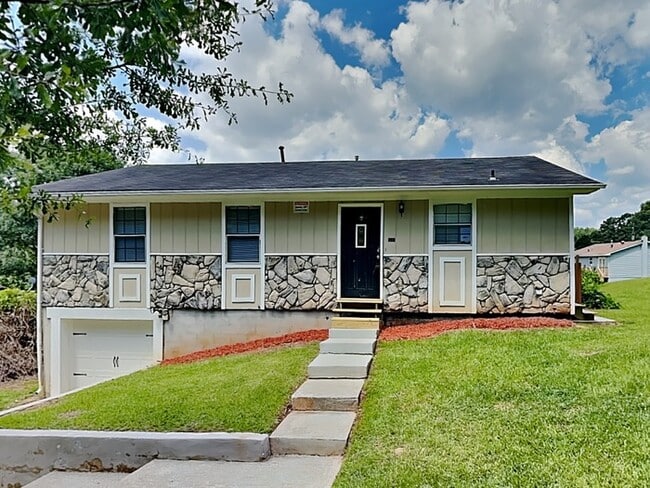 Building Photo - Lovely 3 Bed located in Stone Mountain.