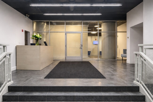 Photo - 565 W Quincy St