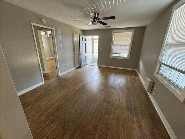 Photo - 310 W Park St