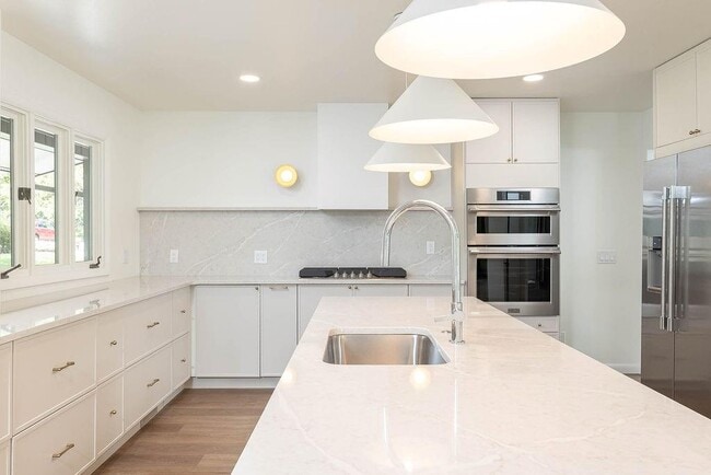 Photo - 884 Shrewsbury Ln