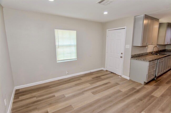 Photo - 904 Mobile Dr