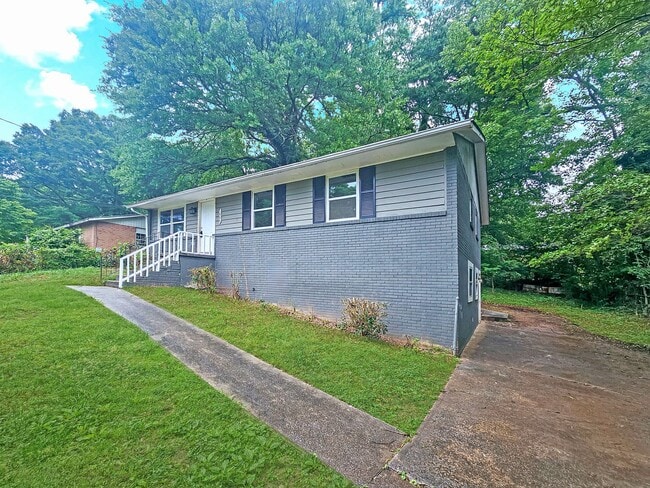 Spacious 4 Bedroom Home Near University Av... - Spacious 4 Bedroom Home Near University Av...
